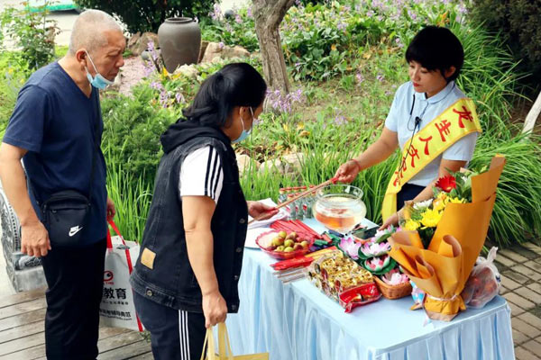 沈阳墓园龙生辽河旁的秋天公墓地景观